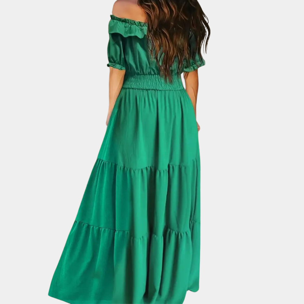 Groene off-shoulder maxi-jurk met ruches en elastische taille, perfect voor zomerse gelegenheden. Elegante damesmode, trendy en comfortabel.