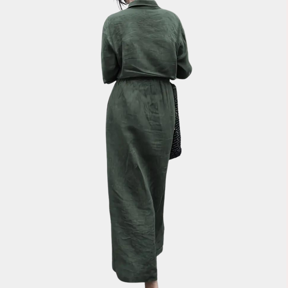 Vrouw in lange, legergroene jurk met kraag, rugaanzicht. Stijlvolle damesmode, casual en elegant. Perfect voor dagelijks gebruik.