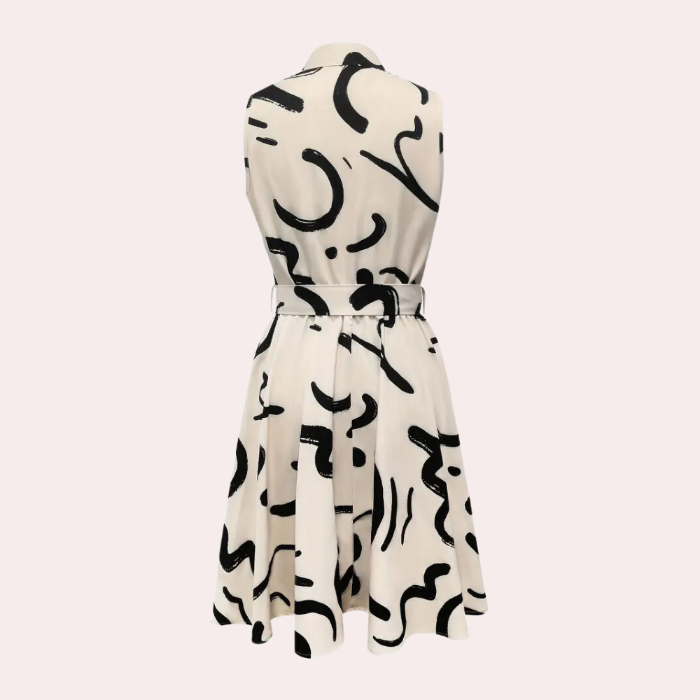 Witte damesjurk met abstracte zwarte print, mouwloos ontwerp, knielengte, ideaal voor zomermode. Trendy en stijlvol kledingstuk.