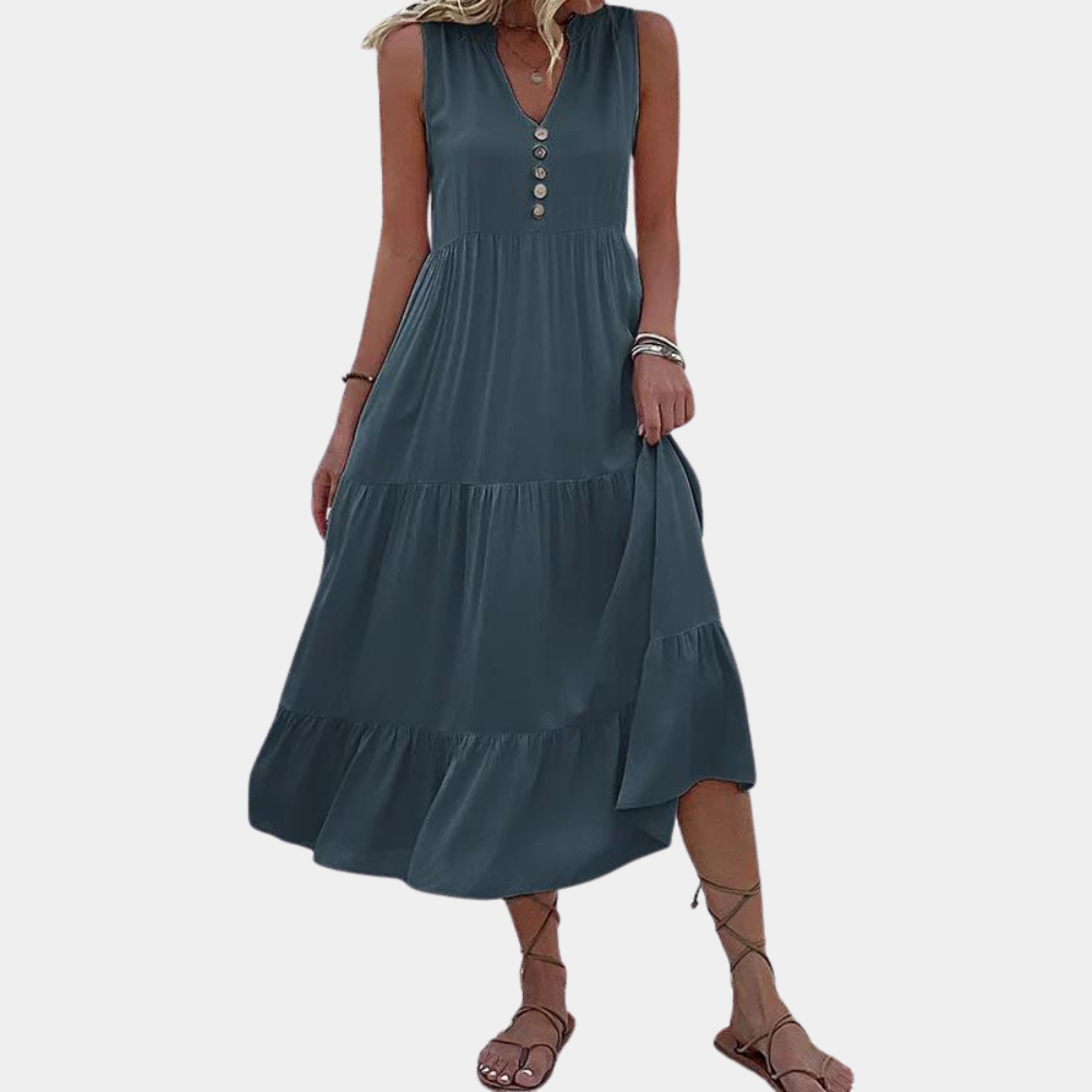 Vrouw in blauwe maxi-jurk met knopen, mouwloos ontwerp, zomermode, casual strandkleding, sandalen, elegante dameskleding.