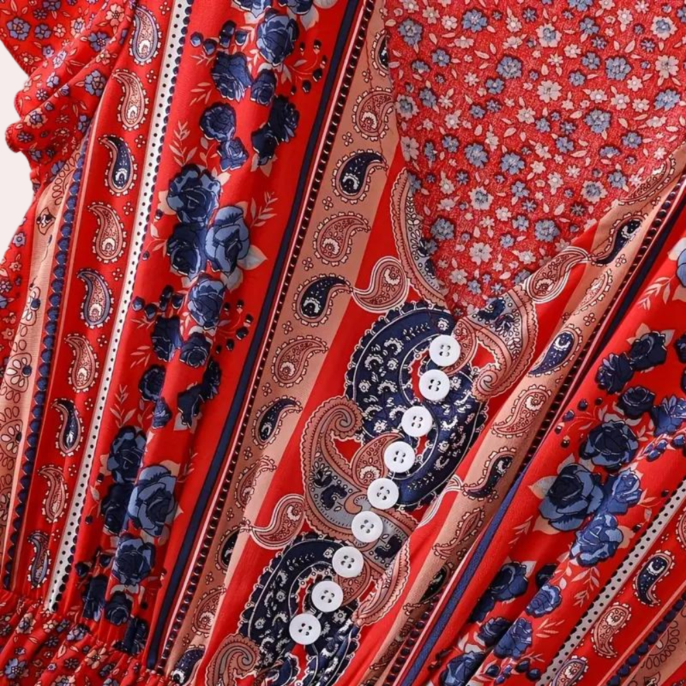 Rode bohemian jurk met bloemen- en paisleyprint, knoopsluiting en elastische taille. Perfect voor zomerse festivals en casual mode.