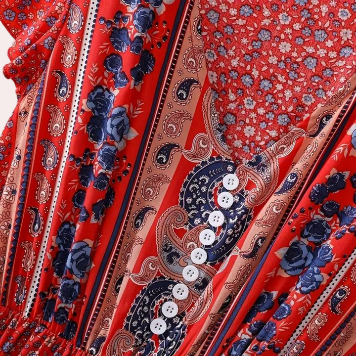 Rode bohemian jurk met bloemen- en paisleyprint, knoopsluiting en elastische taille. Perfect voor zomerse festivals en casual mode.