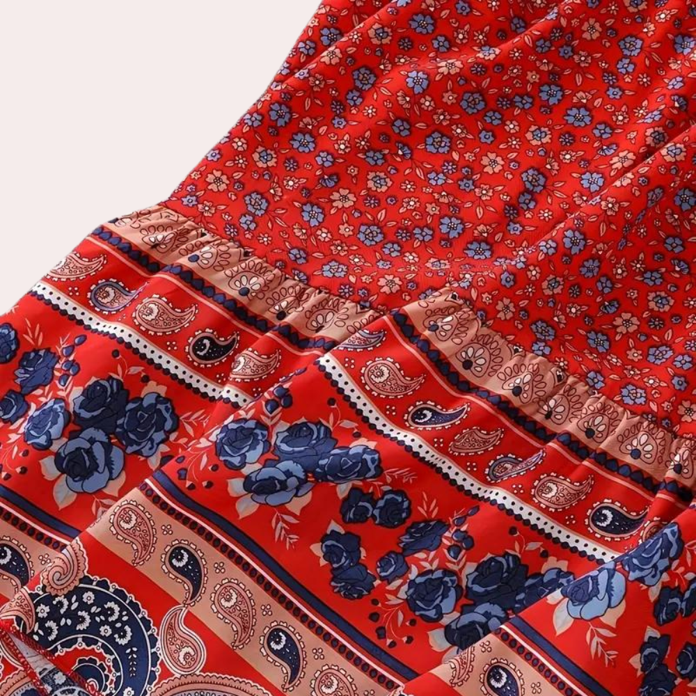 Rode bohemian jurk met bloemen- en paisleyprint, ideaal voor zomerse festivals. Vrouwelijke boho-stijl, kleurrijk en modieus design.