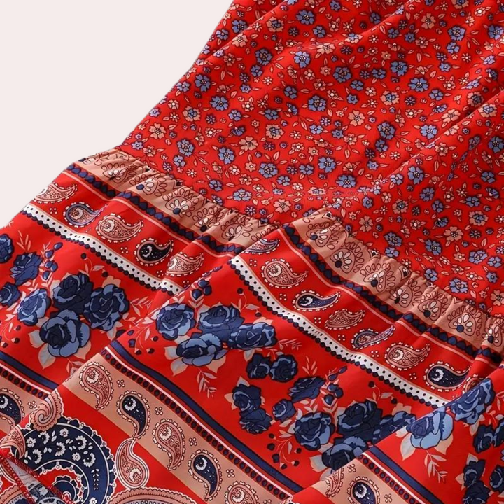 Rode bohemian jurk met bloemen- en paisleyprint, ideaal voor zomerse festivals. Vrouwelijke boho-stijl, kleurrijk en modieus design.