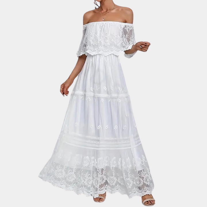 Witte off-shoulder maxi-jurk met kanten details, bohemian stijl, perfect voor zomerse gelegenheden. Elegante en luchtige damesmode.