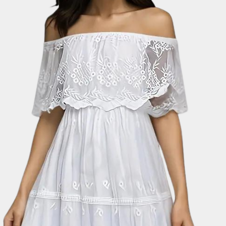 Witte off-shoulder jurk met kanten details, zomermode, dameskleding, elegante boho-stijl, luchtige en romantische uitstraling.