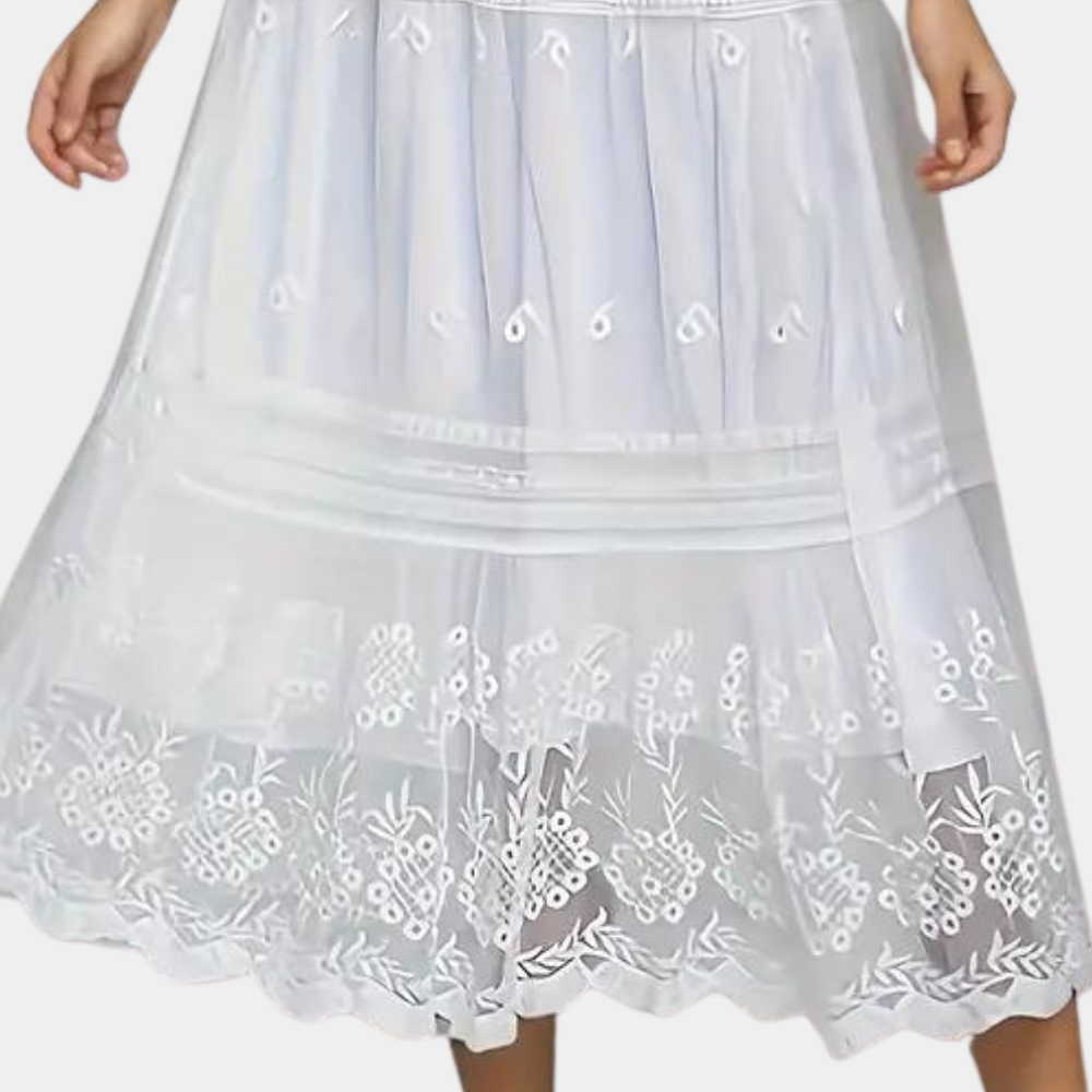 Witte kanten rok met bloemenpatroon, transparante stof, elegante damesmode, geschikt voor zomer, bohemian stijl, casual en feestelijke gelegenheden.