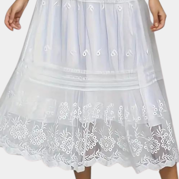 Witte kanten rok met bloemenpatroon, transparante stof, elegante damesmode, geschikt voor zomer, bohemian stijl, casual en feestelijke gelegenheden.