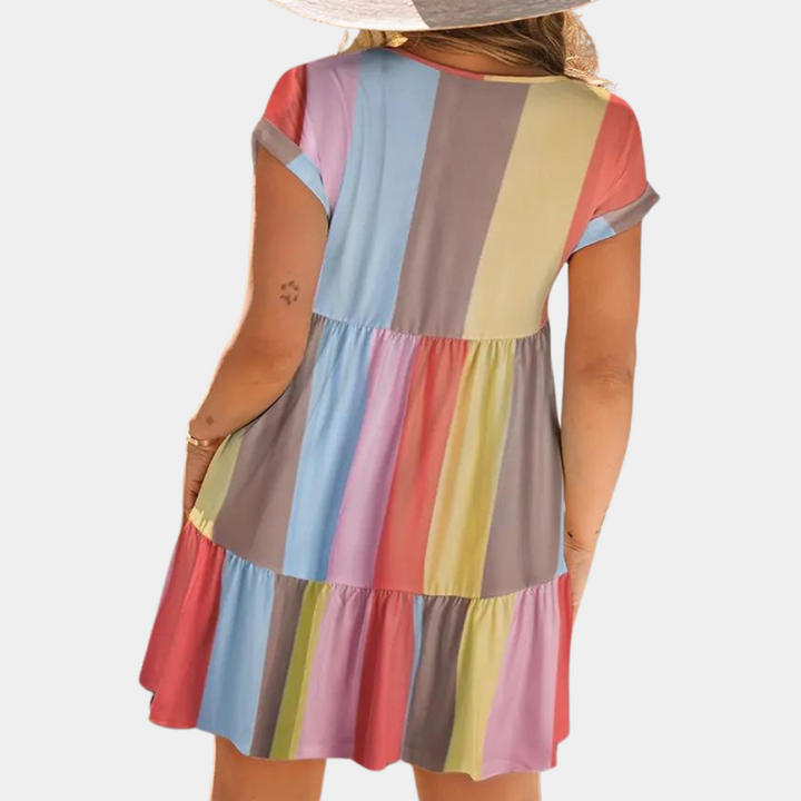 Vrouw in kleurrijke gestreepte zomerjurk met korte mouwen, rugaanzicht. Perfect voor casual stranddagen. Mode, dameskleding, zomerjurk.
