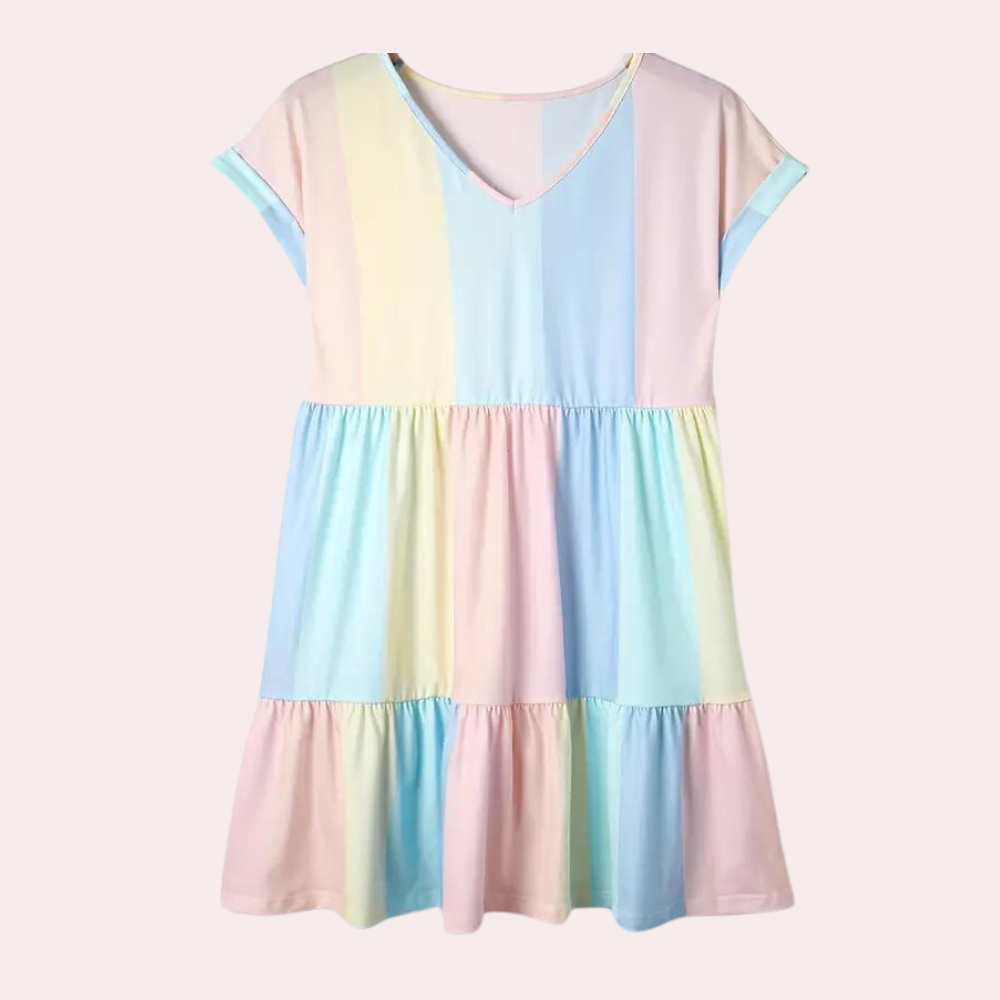 Pastel gestreepte zomerjurk met korte mouwen en V-hals, gemaakt van lichte stof. Perfect voor casual en zomerse outfits.
