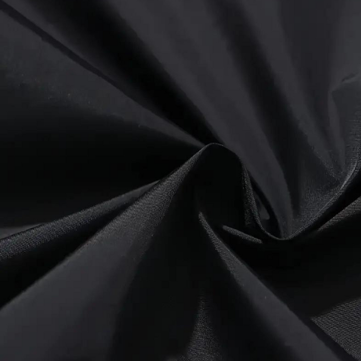 Zwarte katoenen stof close-up, gladde textuur, geschikt voor kleding en interieur, hoogwaardige textielmaterialen, duurzaam en veelzijdig.