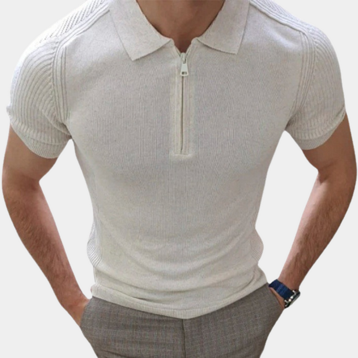 Beige herenpolo met korte mouwen, ritssluiting en geribbelde details. Stijlvolle casual herenkleding, perfect voor zomerse outfits.