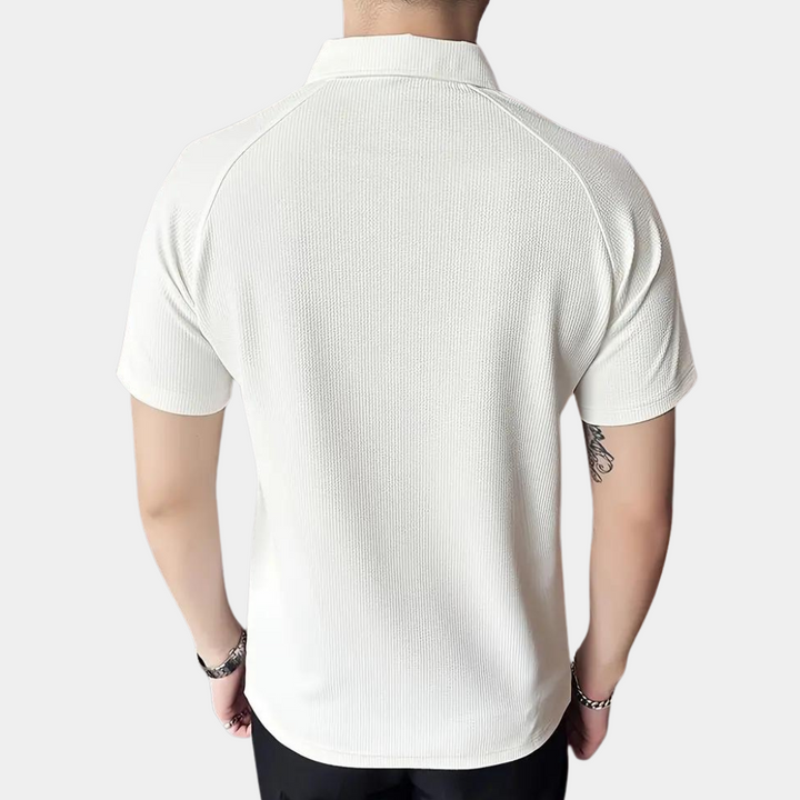 Man in beige polo shirt met korte mouwen, rugaanzicht. Casual herenkleding, comfortabele pasvorm, geschikt voor dagelijks gebruik.