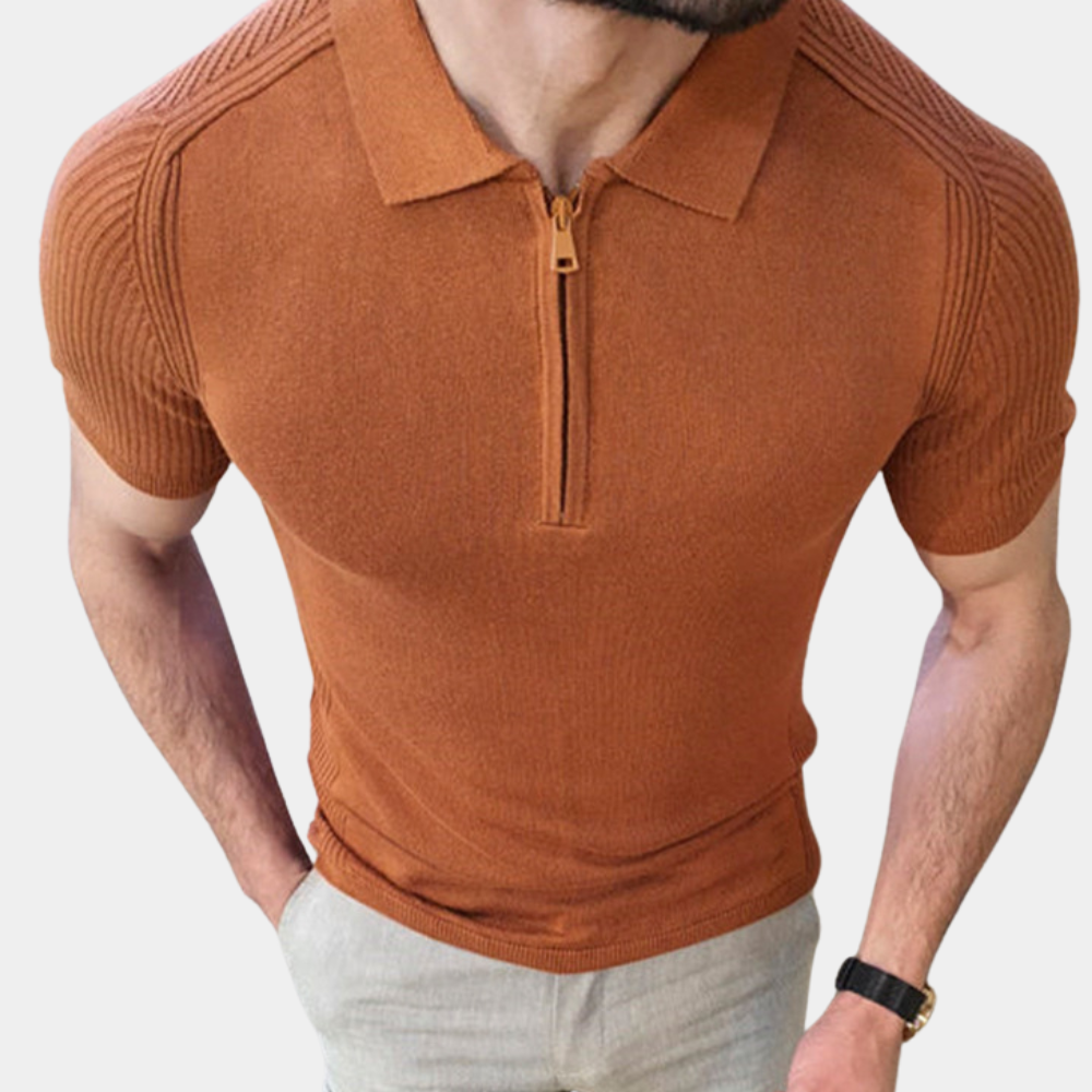 Man in bruin poloshirt met ritssluiting, korte mouwen en geribbelde schouders, draagt beige broek. Modieuze herenkleding, casual stijl.
