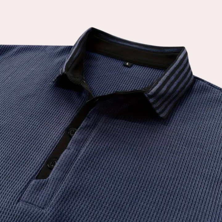 Donkerblauwe polo met knoopsluiting en gestreepte kraag, gemaakt van textuurstof. Stijlvolle herenkleding, ideaal voor casual en zakelijke gelegenheden.