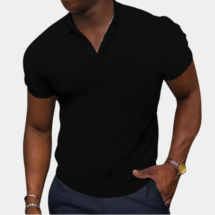 Zwarte polo heren T-shirt, korte mouwen, casual stijl, gedragen door man met horloge en armband. Perfect voor modieuze, alledaagse outfits.