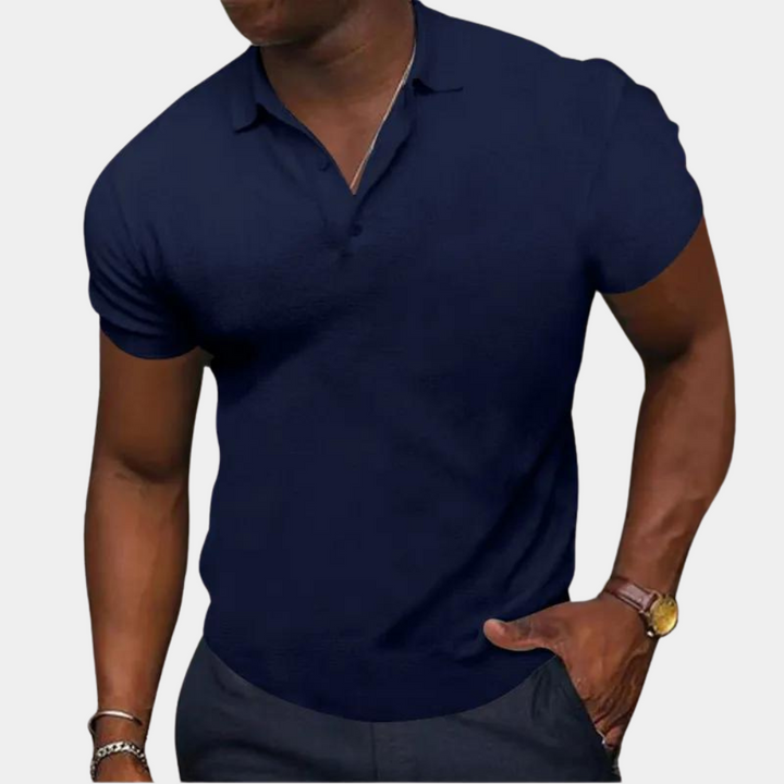 Donkerblauw poloshirt voor heren, korte mouwen, casual stijl. Perfect voor zomermode en vrijetijdskleding. Comfortabel en stijlvol ontwerp.