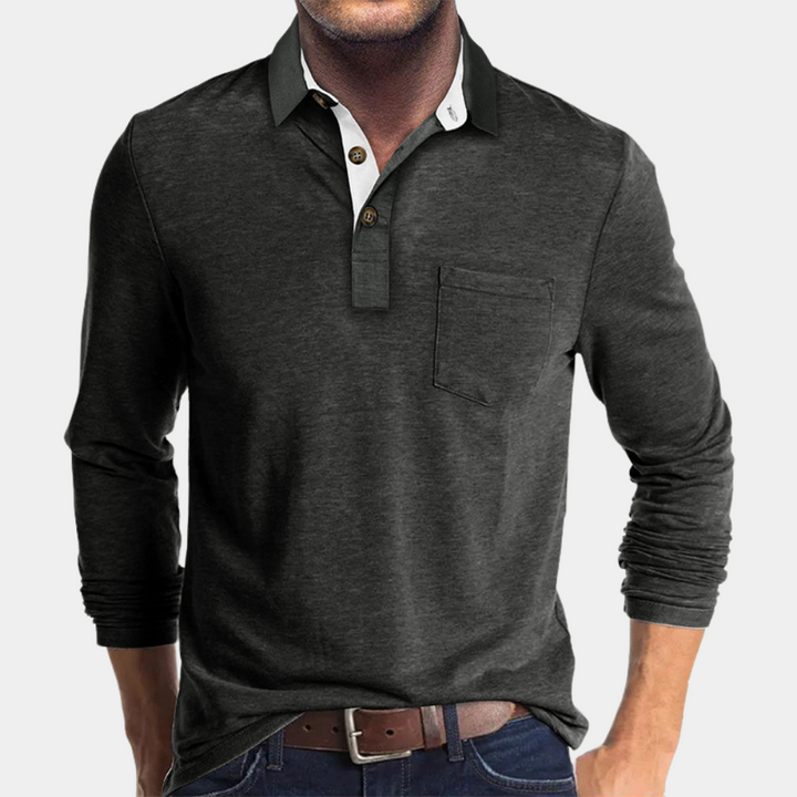 Donkergrijze herenpolo met lange mouwen, knoopsluiting en borstzak. Stijlvolle casual herenkleding, perfect voor dagelijks gebruik.