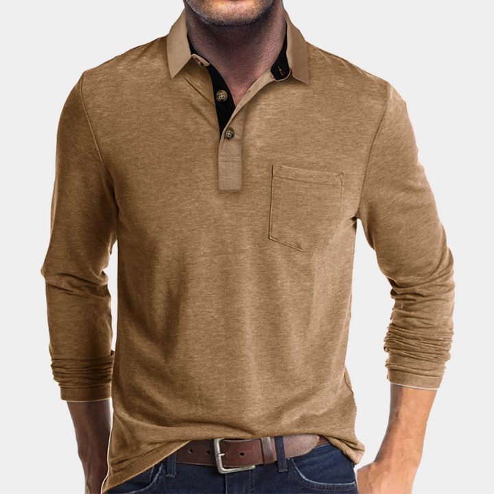 Khaki herenpolo met lange mouwen, borstzak en contrasterende kraag. Stijlvolle casual herenkleding, perfect voor dagelijks gebruik.