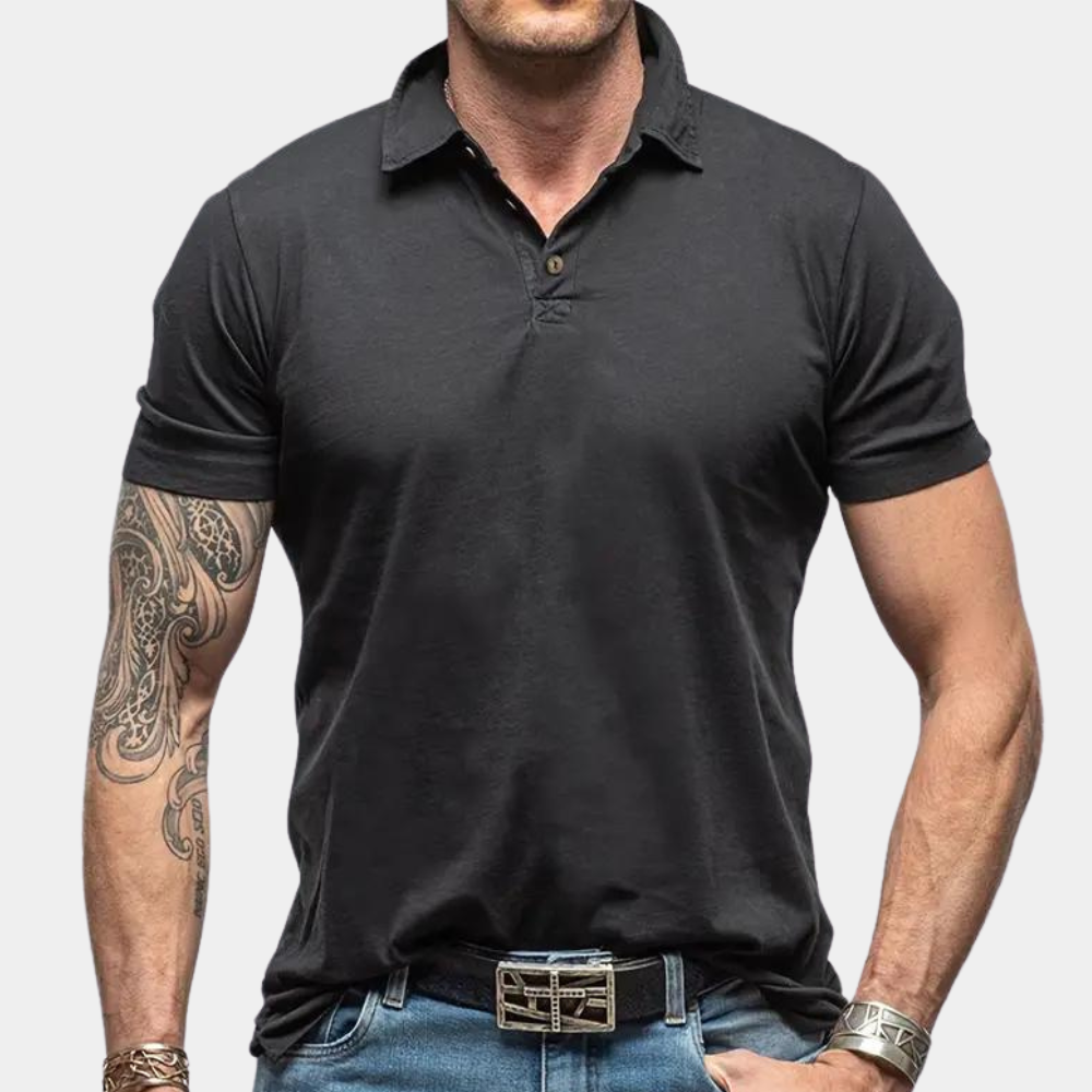 Zwarte polo heren, korte mouwen, casual stijl, gedragen door man met tatoeage en riem, ideaal voor modieuze en comfortabele herenkleding.