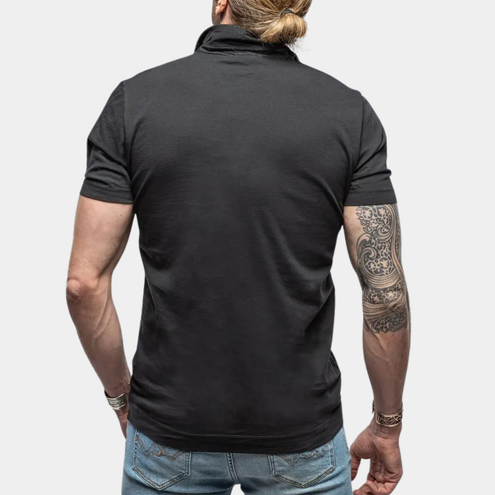 Zwarte polo heren, korte mouwen, gedragen door man met getatoeëerde arm, casual stijl, ideaal voor mode en comfort, achteraanzicht.
