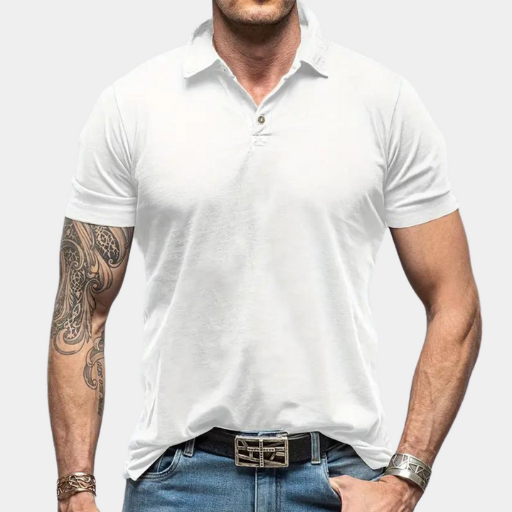 Witte polo heren T-shirt, korte mouwen, casual stijl, gedragen door man met tatoeage en jeans. Perfect voor zomermode en casual outfits.