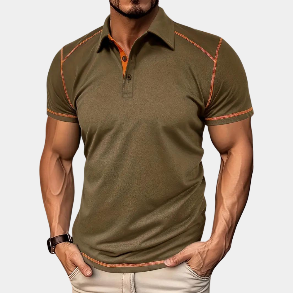 Khaki poloshirt voor heren met oranje stiksels, korte mouwen en kraag. Perfect voor casual en sportieve looks. Comfortabele pasvorm.