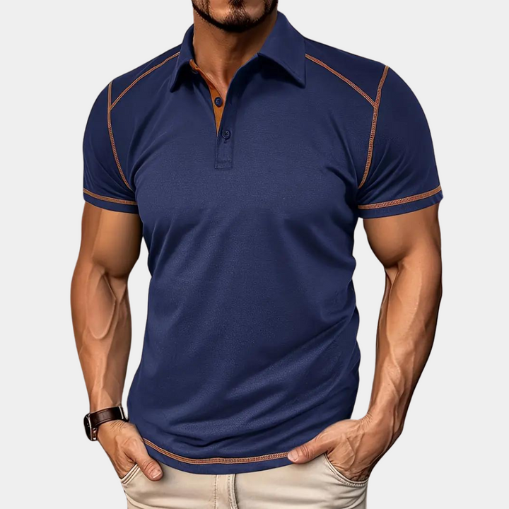 Donkerblauw poloshirt voor heren met oranje stiksels, korte mouwen en kraag. Ideaal voor casual en sportieve gelegenheden.
