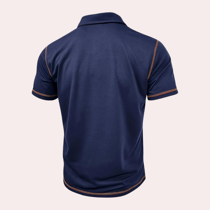 Donkerblauw poloshirt met korte mouwen en contrasterende stiksels, gemaakt van ademende stof. Ideaal voor casual en sportieve gelegenheden.