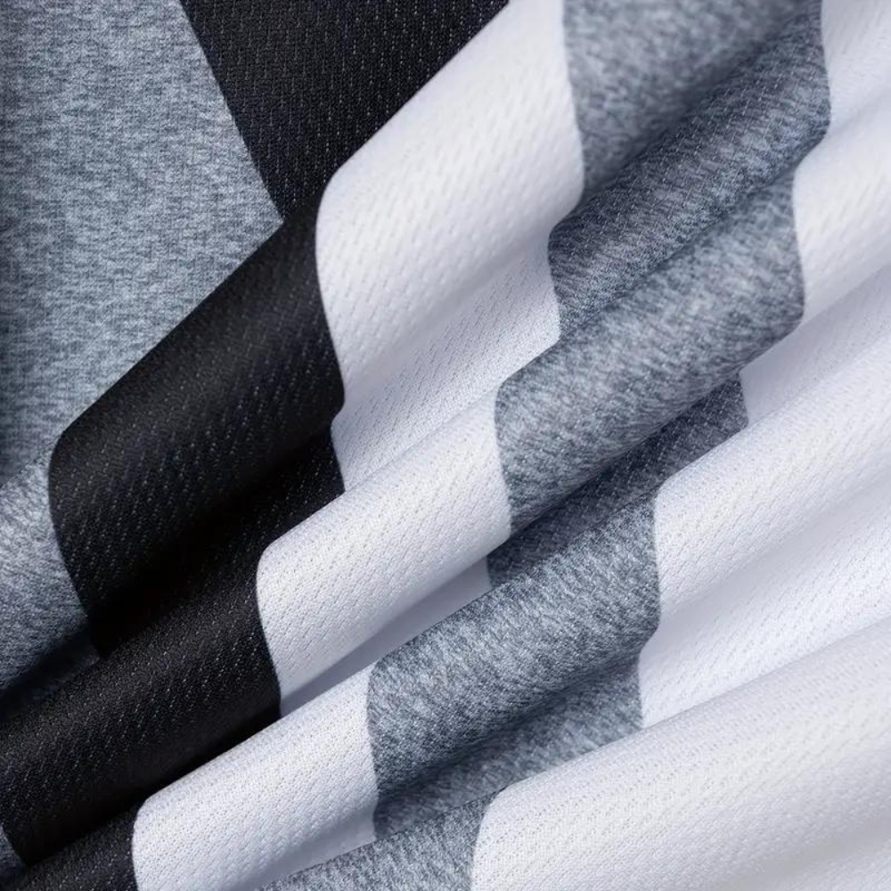Grijze en witte geruite stof, close-up textuur, geschikt voor mode en interieur, hoogwaardige textielmaterialen, moderne stijl.