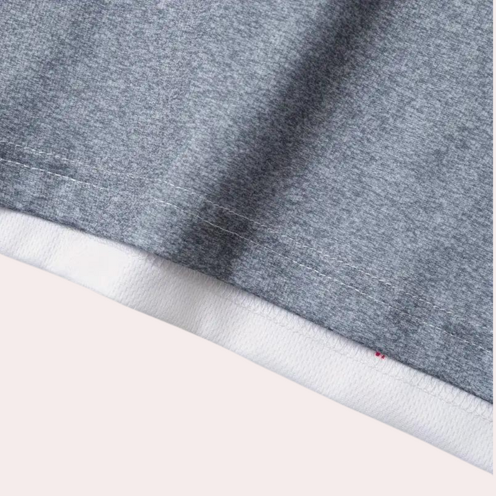 Grijze katoenen T-shirt zoom met witte rand, close-up. Hoogwaardige stof, casual kleding, mode detail. Perfect voor dagelijks gebruik.