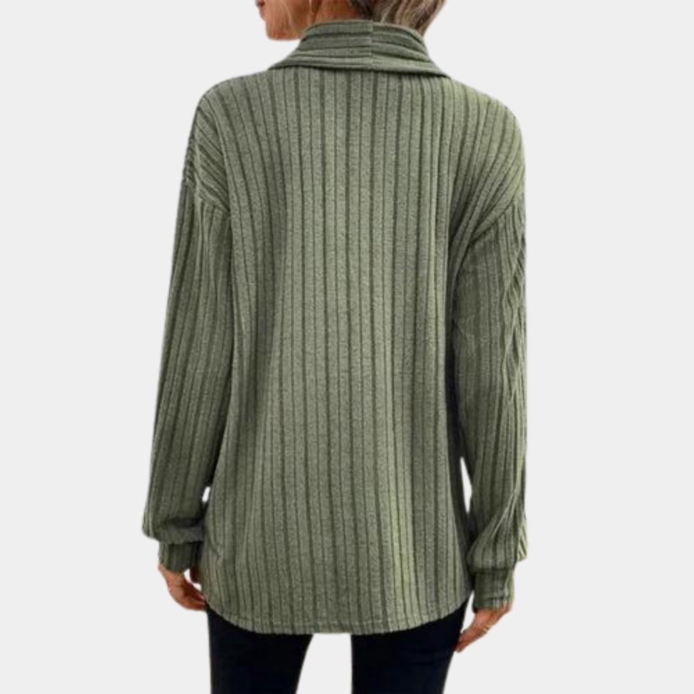 Groene ribgebreide damestrui met lange mouwen, losse pasvorm en opstaande kraag. Perfect voor casual herfst- en winteroutfits.