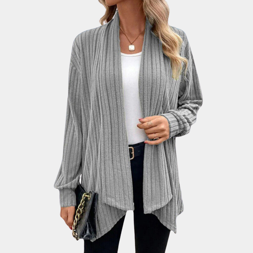 Grijze damesvest met ribbelpatroon, open voorkant en lange mouwen. Perfect voor casual outfits. Comfortabele en stijlvolle mode voor dagelijks gebruik.