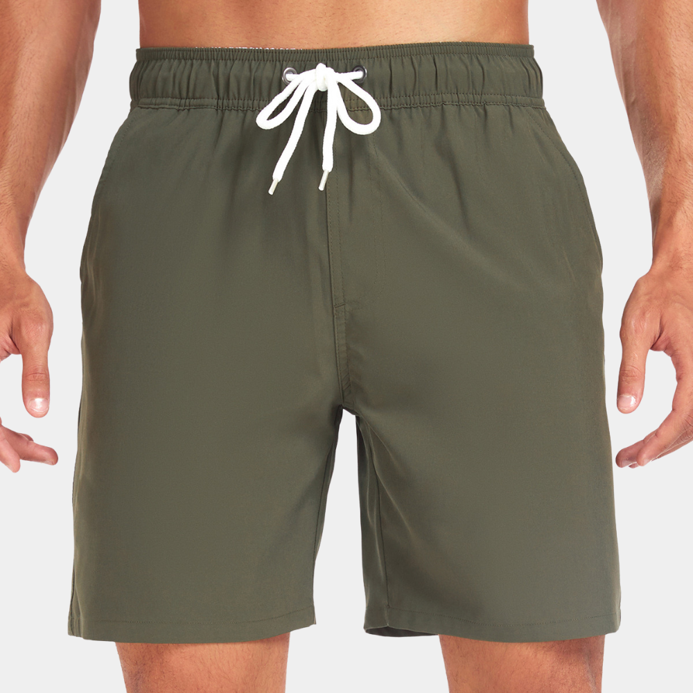 Olijfgroene zwembroek voor heren met elastische tailleband en witte trekkoord, ideaal voor strand en zwembad. Comfortabele pasvorm, modieuze stijl.