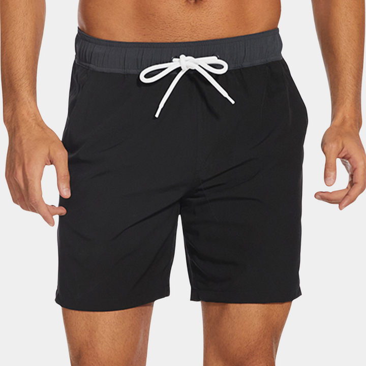 Zwarte zwembroek voor heren met witte trekkoordsluiting, comfortabele pasvorm, ideaal voor strand en zwembad. Hoogwaardige zwemkleding.