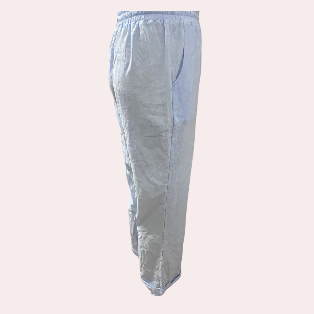 Lichtblauwe damesbroek met elastische tailleband, comfortabele pasvorm en zijzakken. Perfect voor casual en loungewear.