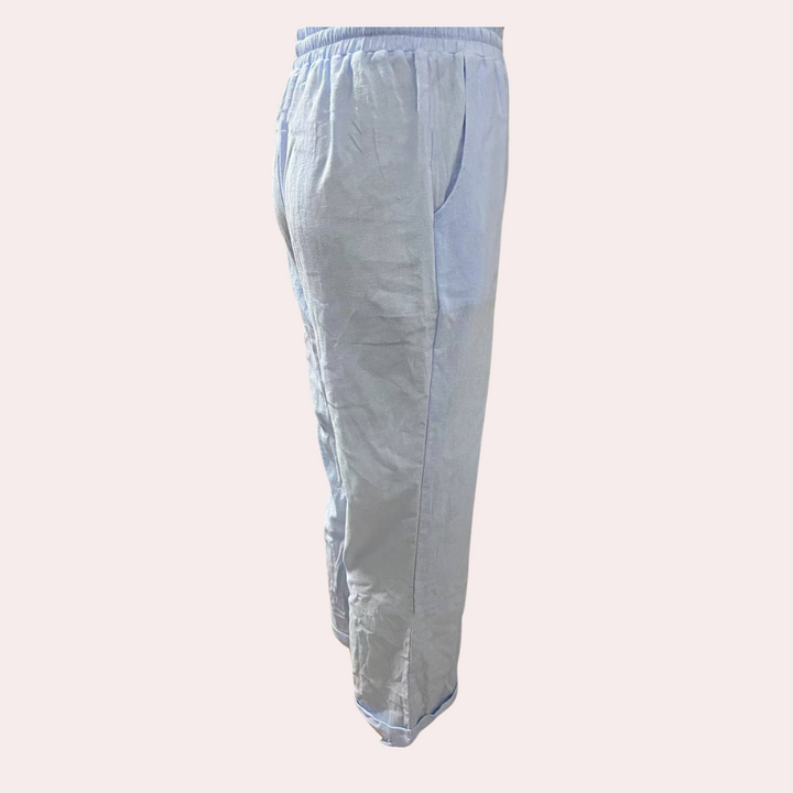 Lichtblauwe damesbroek met elastische tailleband, comfortabele pasvorm en zijzakken. Perfect voor casual en loungewear.