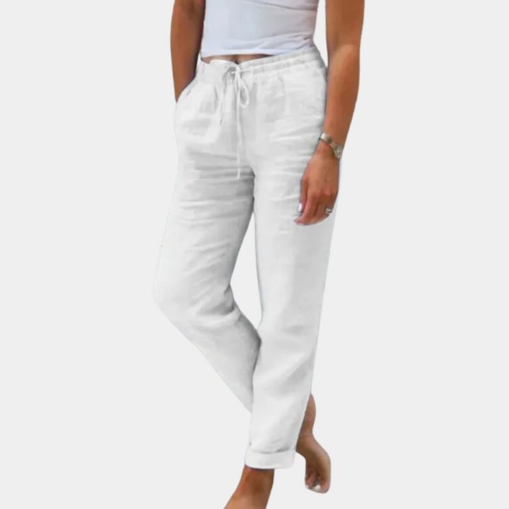 Vrouw draagt witte linnen broek met trekkoord, casual stijl, comfortabele pasvorm, ideaal voor zomermode. Perfect voor dagelijks gebruik.