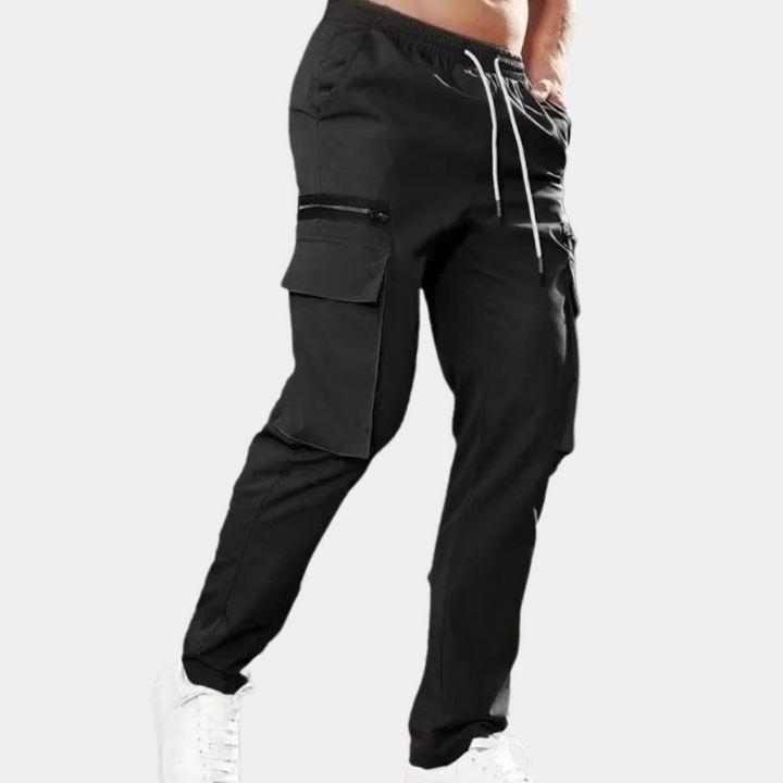 Zwarte cargo broek voor heren met zakken en trekkoord, casual streetwear stijl, ideaal voor dagelijks gebruik en modieuze outfits.
