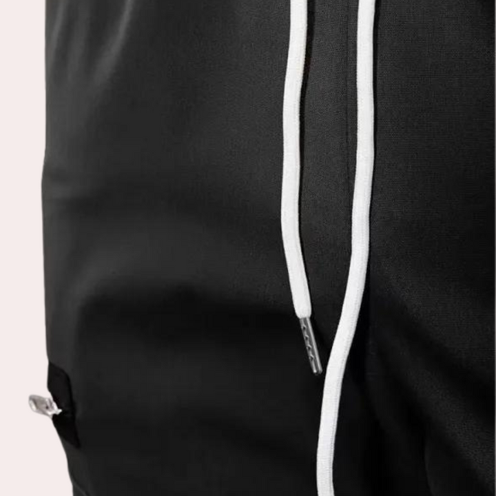 Zwarte joggingbroek met witte trekkoorden, close-up. Comfortabele sportkleding, casual stijl, geschikt voor dagelijks gebruik.