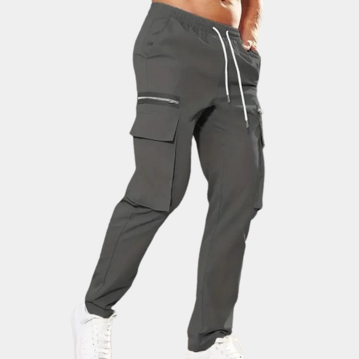 Grijze cargobroek voor heren met zakken en trekkoord, sportieve stijl, ideaal voor casual en outdoor activiteiten. Comfortabele pasvorm.