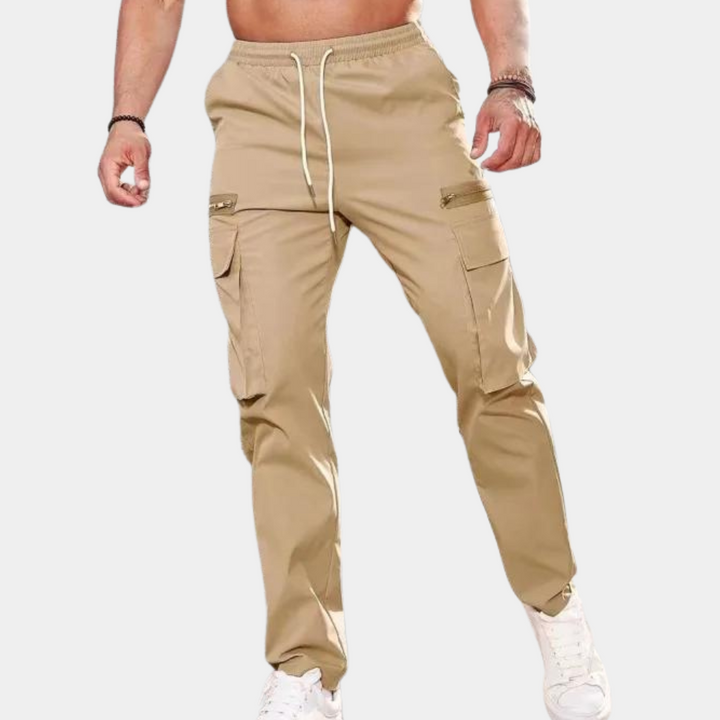 Khaki cargobroek voor heren, met meerdere zakken en trekkoord, ideaal voor casual en outdoor activiteiten. Comfortabele pasvorm, trendy stijl.