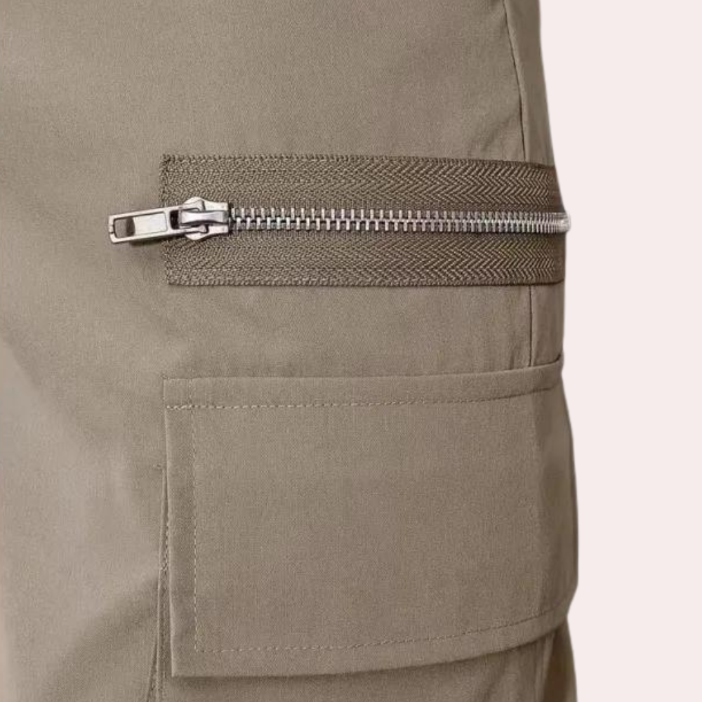 Khaki cargobroek met ritssluiting en zak, duurzame stof, modieuze herenkleding, ideaal voor casual en outdoor activiteiten.