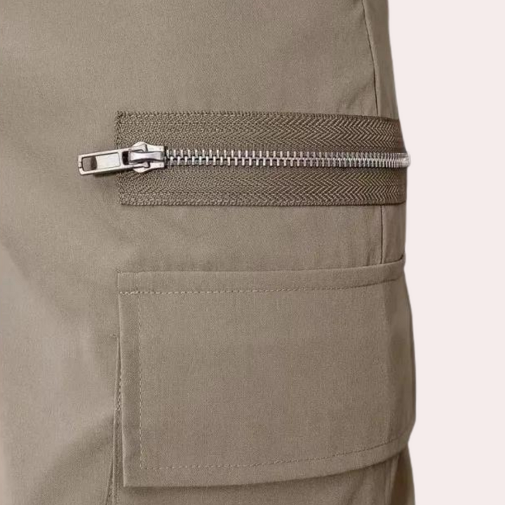 Khaki cargobroek met ritssluiting en zak, duurzame stof, modieuze herenkleding, ideaal voor casual en outdoor activiteiten.
