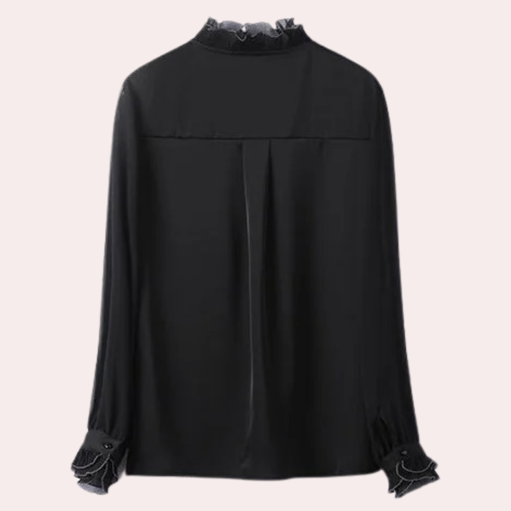 Zwarte damesblouse met lange mouwen, ruches bij de kraag en manchetten. Elegante, stijlvolle top voor formele en casual gelegenheden.