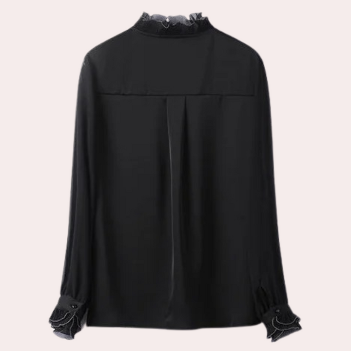 Zwarte damesblouse met lange mouwen, ruches bij de kraag en manchetten. Elegante, stijlvolle top voor formele en casual gelegenheden.