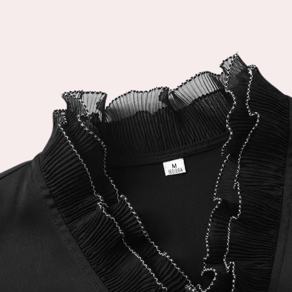 Zwarte blouse met ruches en plissé kraag, maat M, elegante damesmode, geschikt voor formele en casual gelegenheden, hoogwaardige stof.
