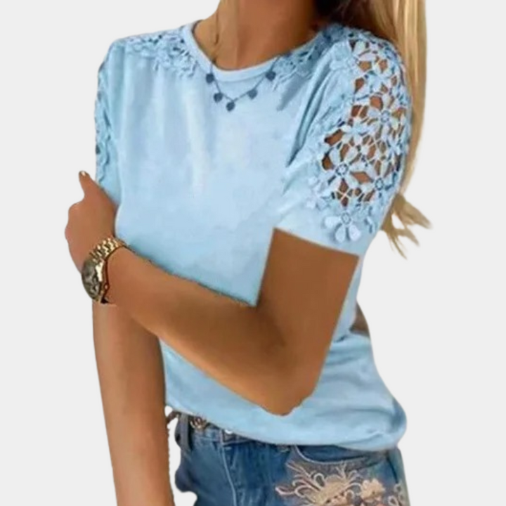 Vrouw in lichtblauw T-shirt met kanten mouwen, casual stijl, modieuze dameskleding, zomeroutfit, trendy top, denim jeans.