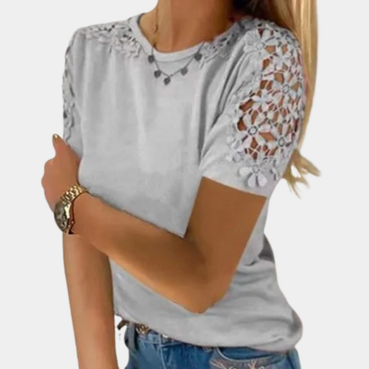 Grijze dames T-shirt met kanten details op de mouwen, casual stijl, perfect voor zomeroutfits. Comfortabel en modieus, ideaal voor dagelijks gebruik.