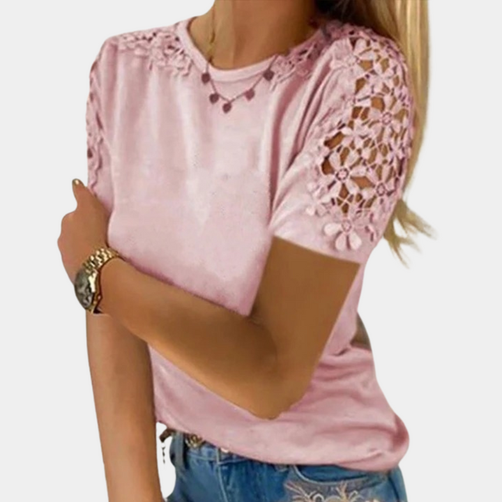 Roze dames T-shirt met kanten bloemenpatroon op schouders, korte mouwen, casual stijl. Perfect voor zomermode en trendy outfits.